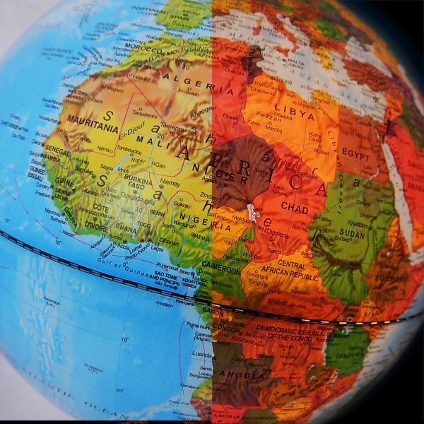ลูกโลกแสดงลักษณะทางภูมิศาสตร์และประเทศ (2in1) ขนาด 30 เซนติเมตร (Dual-Cartography Illuminated Globe) - Image 5